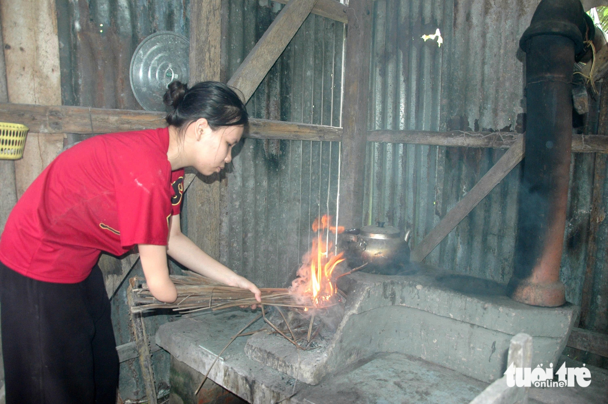 Chỉ có 1 cánh tay, Hồng Thương là học sinh giỏi tỉnh, đậu Đại học Sư phạm TP.HCM 28,78 điểm - Ảnh 1.