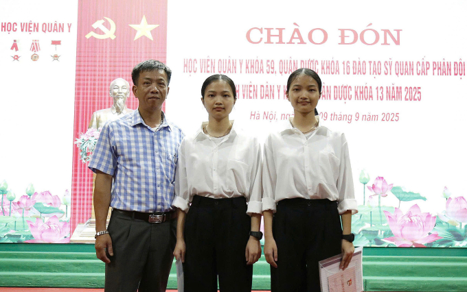 Hường (phải) và chị gái Lan Hương cùng bố trong ngày nhập học. Ảnh: Nhân vật cung cấp