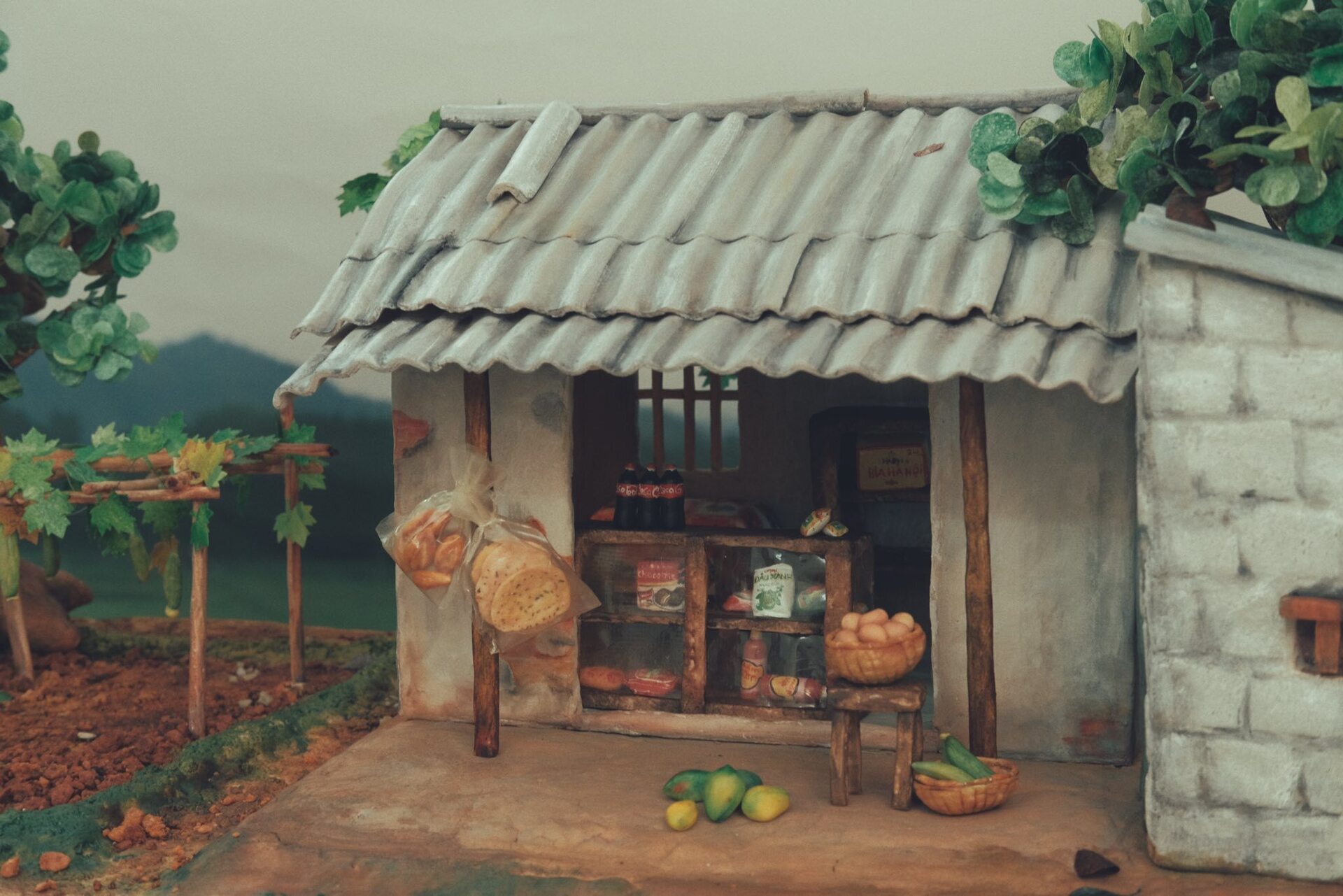 Chiếc bánh trung thu mô phỏng tiệm tạp hóa tuổi thơ khiến dân mạng mê mẩn - Ảnh 1.