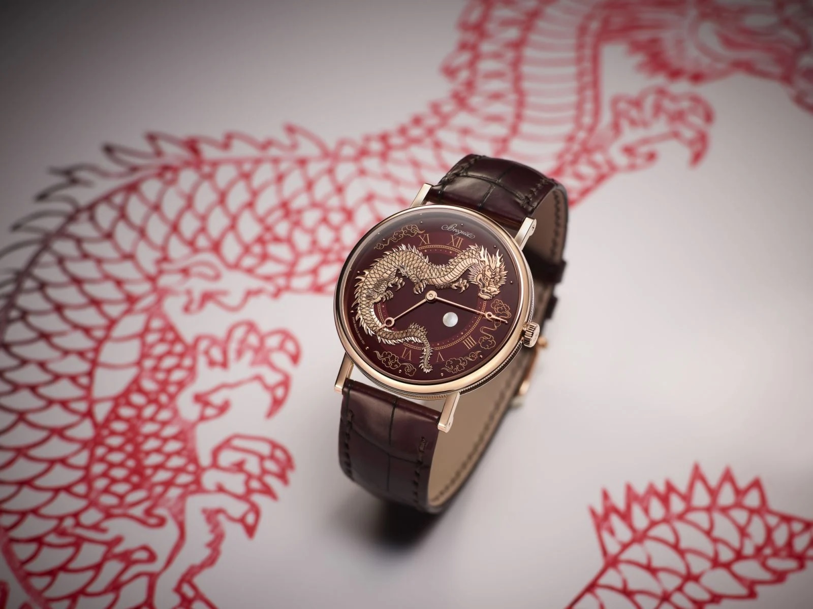 Họa tiết rồng sẽ mang lại may mắn cho tuổi Thìn trong tháng 4. Ảnh: tatlerasia.com Họa tiết rồng sẽ mang lại may mắn cho tuổi Thìn trong tháng 4. Ảnh: tatlerasia.com