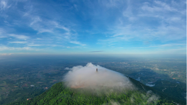 Chiêm ngưỡng nóc nhà Nam Bộ giữa biển mây an tịnh đẹp chưa từng có - Ảnh 1. Chiêm ngưỡng nóc nhà Nam Bộ giữa biển mây an tịnh đẹp chưa từng có - Ảnh 1.