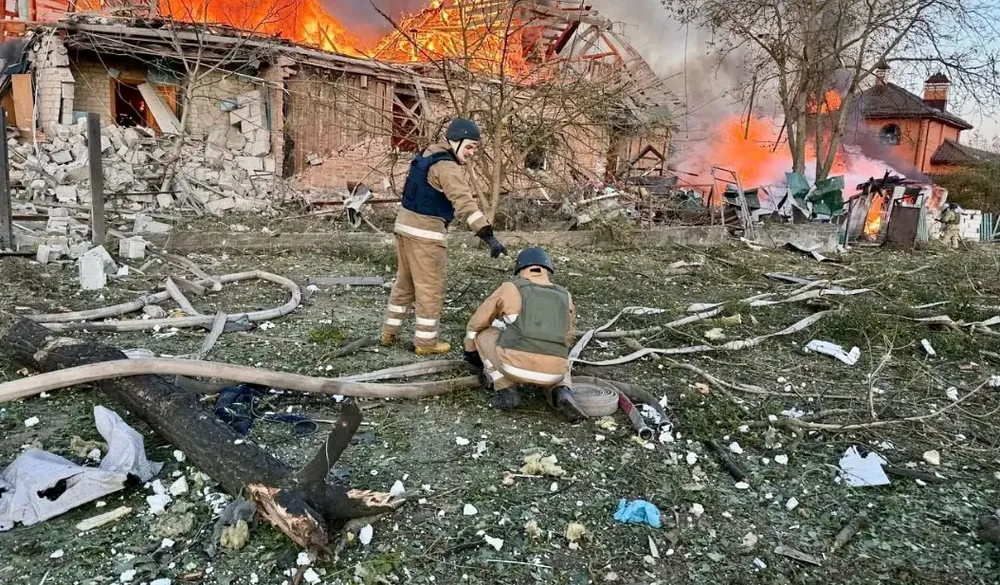 Lực lượng cứu hỏa Ukraine dập tắt đám cháy ở tỉnh Zhytomyr sau cuộc pháo kích của Nga vào ngày 9-9. Ảnh: CƠ QUAN KHẨN CẤP NHÀ NƯỚC UKRAINE Chiến sự Nga-Ukraine 11-9: Kiev nêu thiệt hại Moscow ở tâm điểm Pokrovsk; Nga, Ukraine, Mỹ nói về vụ UAV nghi của Nga xâm nhập Ba Lan