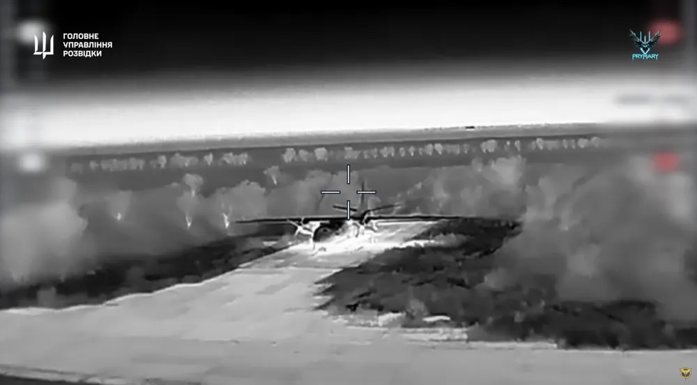 Hình ảnh cho thấy UAV Ukraine lao vào một chiếc máy bay mà HUR nói là máy bay vận tải An-26 của Nga đặt tại Crimea. Ảnh: HUR Chiến sự Nga-Ukraine