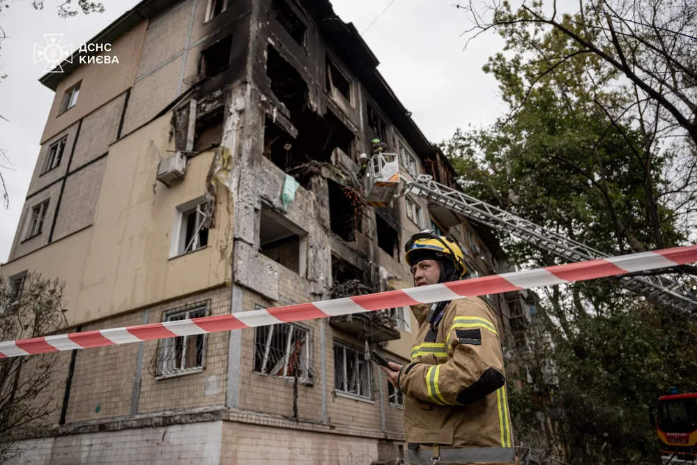 Lực lượng cứu hộ làm việc tại thủ đô Kiev (Ukraine) ngày 28-9. Ảnh: FACEBOOK Chiến sự Nga - Ukraine 29-9: Nga phát động cuộc tấn công lớn nhất từ trước đến nay vào Kiev