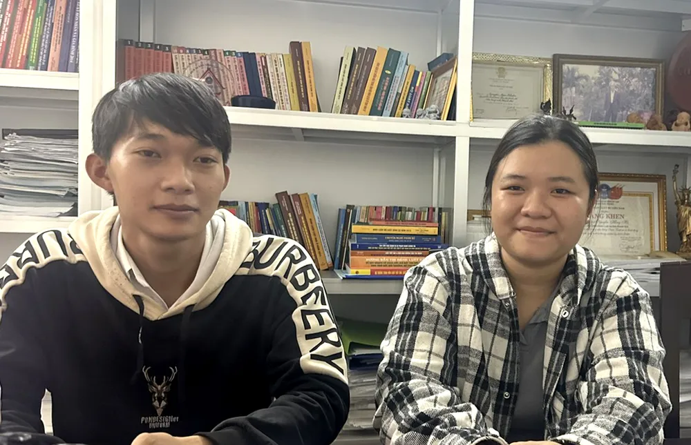 Vợ chồng anh Kiệt vui mừng lúc được đề nghị miễn chấp hành án. Ảnh: H.H trần huỳnh kiệt.jpg