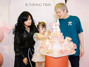 NSND Thanh Lam và bức ảnh 2 gia đình ghép làm 1: Thương con riêng lẫn cháu của chồng, vẫn là người nhà với Quốc Trung