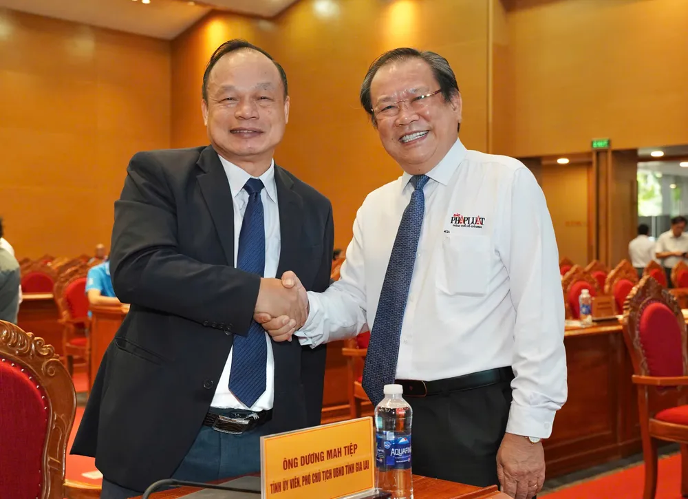 Ông Mai Ngọc Phước (bìa trái) và ông Dương Mah Tiệp, Phó Chủ tịch UBND tỉnh Gia Lai. Ảnh: THUẬN VĂN cung-ngu-dan-thap-sang-den-tren-bien.jpg