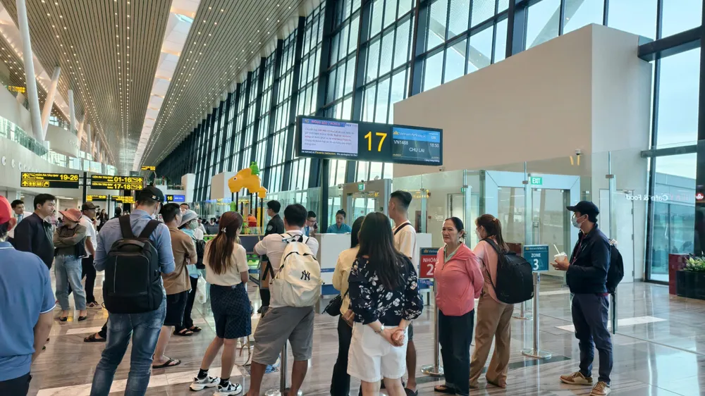 Hành khách trên chuyến bay VN1468 của hãng Việt Nam Airline tập trung tại cửa 17.
