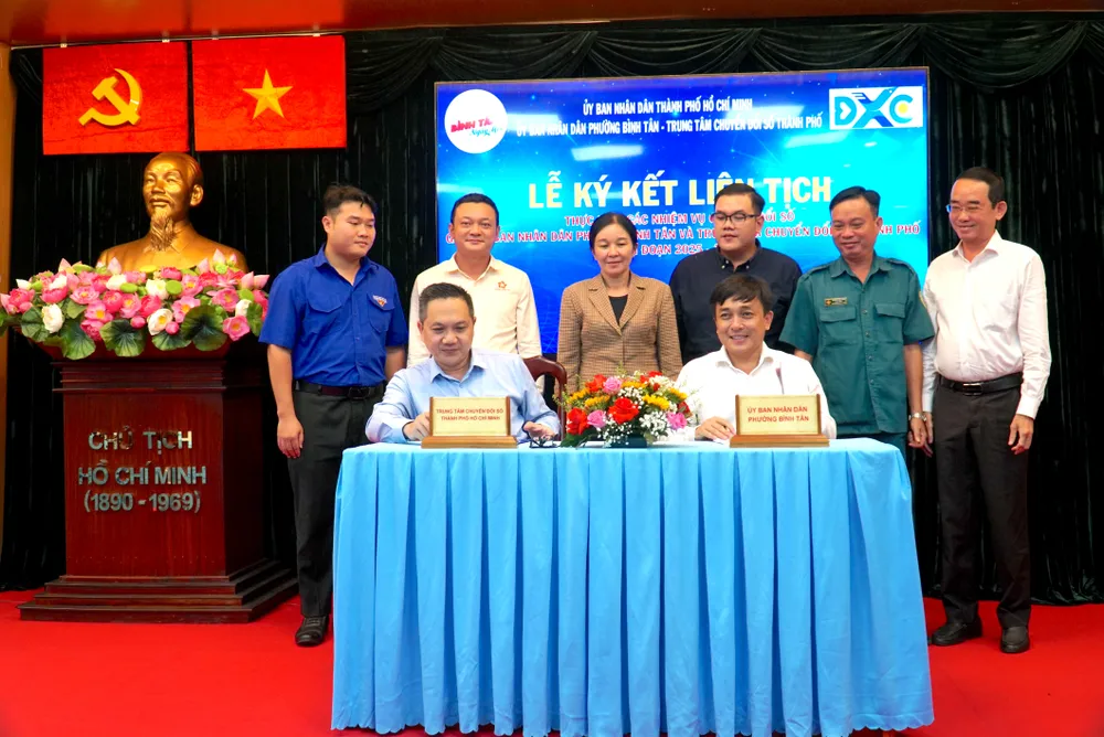 UBND phường Bình Tân và Trung tâm Chuyển đổi số TP.HCM đã ký kết liên tịch thực hiện các nhiệm vụ chuyển đổi số giai đoạn 2025 - 2026. Ảnh: L.THOA chuyen-doi-so-1.JPG