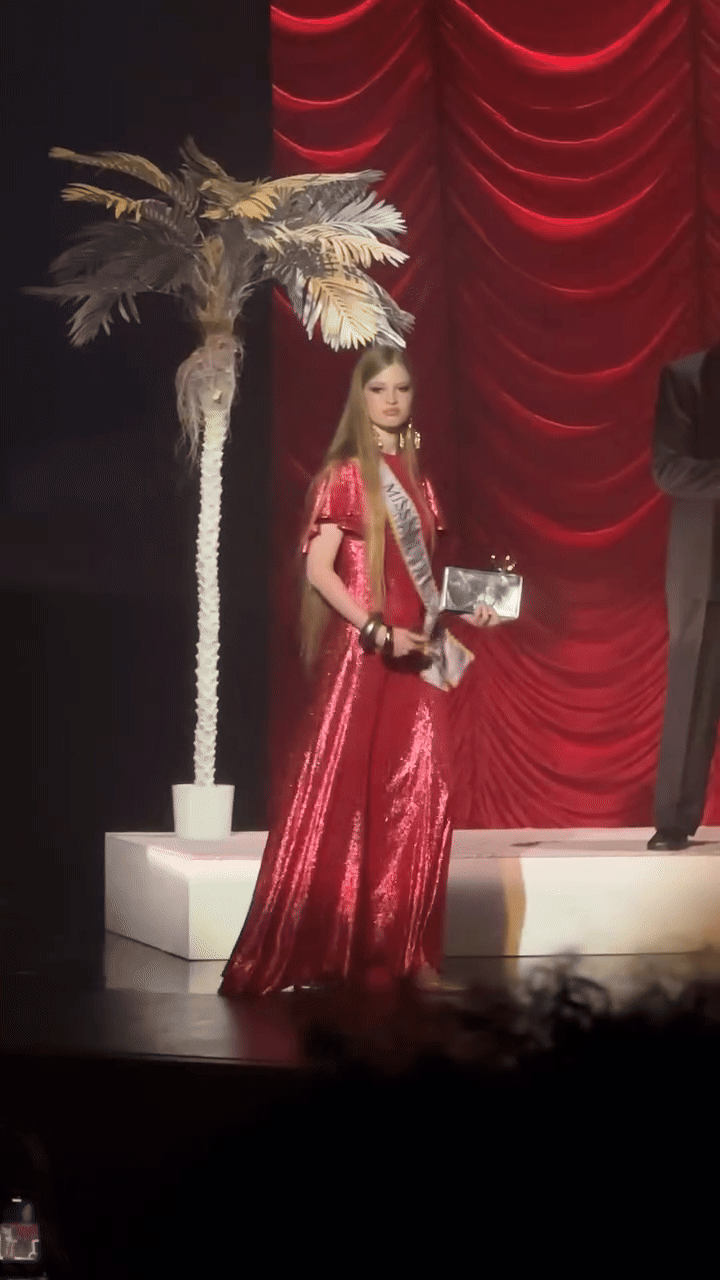 Con gái chuyển giới của Elon Musk debut tại New York Fashion Week, màn hét lớn độc lạ thành tâm điểm- Ảnh 4. Con gái chuyển giới của Elon Musk debut tại New York Fashion Week, màn hét lớn độc lạ thành tâm điểm- Ảnh 4.