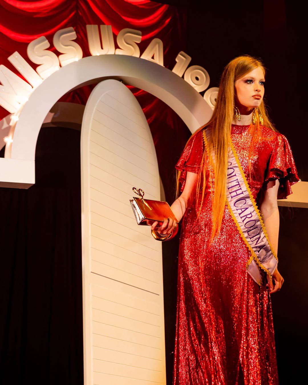 Con gái chuyển giới của Elon Musk debut tại New York Fashion Week, màn hét lớn độc lạ thành tâm điểm- Ảnh 2. Con gái chuyển giới của Elon Musk debut tại New York Fashion Week, màn hét lớn độc lạ thành tâm điểm- Ảnh 2.