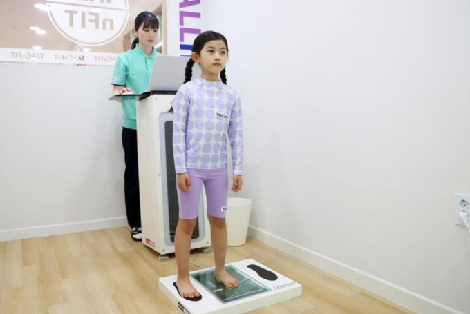 Bé gái được kiểm tra sức khỏe tại một trung tâm phát triển chiều cao ở Hàn Quốc. Ảnh: TallnFit