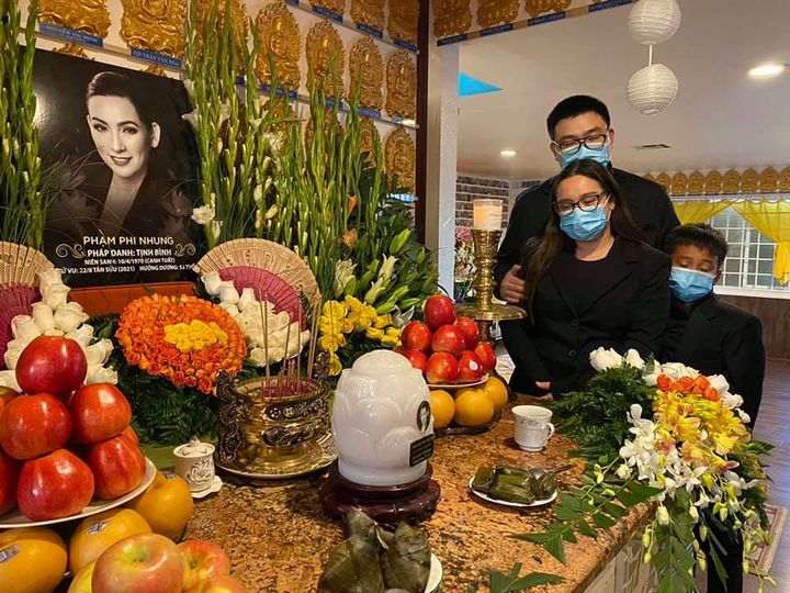 Cháu ngoại Phi Nhung đến dự lễ tốt nghiệp của bố, chàng rể Việt kiều nay là niềm tự hào của gia đình 6 Hình ảnh Tom Võ trong lễ tang của Phi Nhung tại Mỹ.