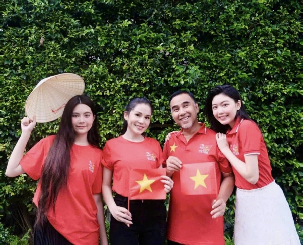 Con sao Việt trên sân bóng rổ: Quý tử của Lệ Quyên sang Mỹ thi đấu, ái nữ nhà Quyền Linh đúng chuẩn nữ thần 7 MC Quyền Linh và doanh nhân Dạ Thảo có 2 con gái xinh đẹp, sở hữu lượng người theo dõi lớn tên mạng xã hội.