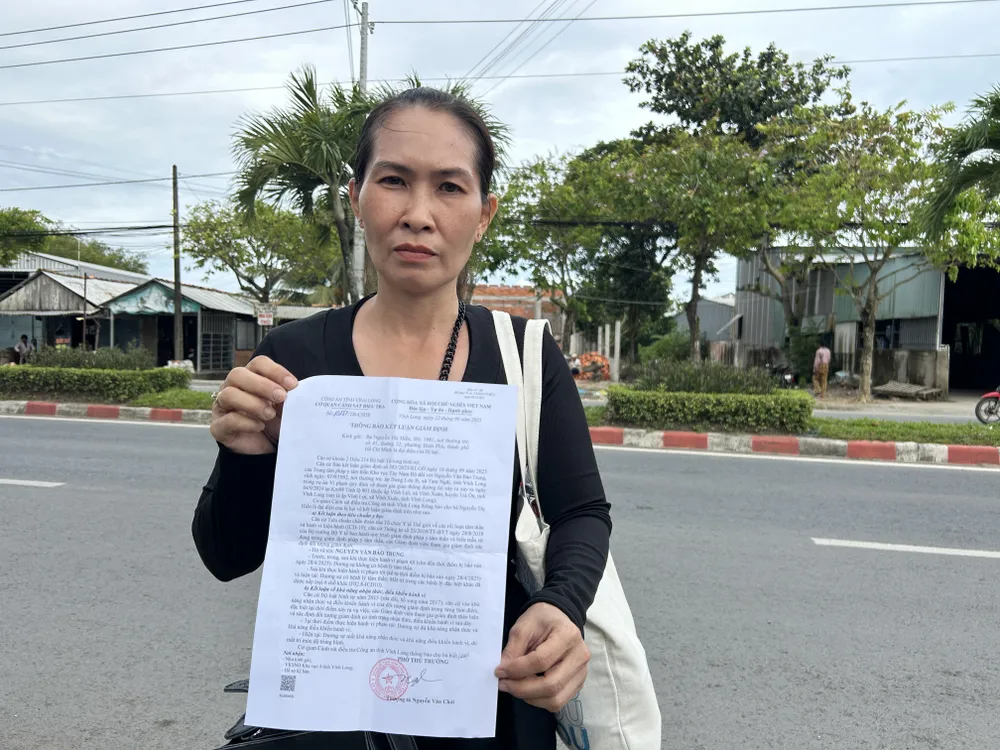 Bà Nguyễn Thị Hiền nhận thông báo về kết luận giám định sức khoẻ đối với tài xế xe tải cán chết con gái bà vụ tai nạn giao thông ở vĩnh long