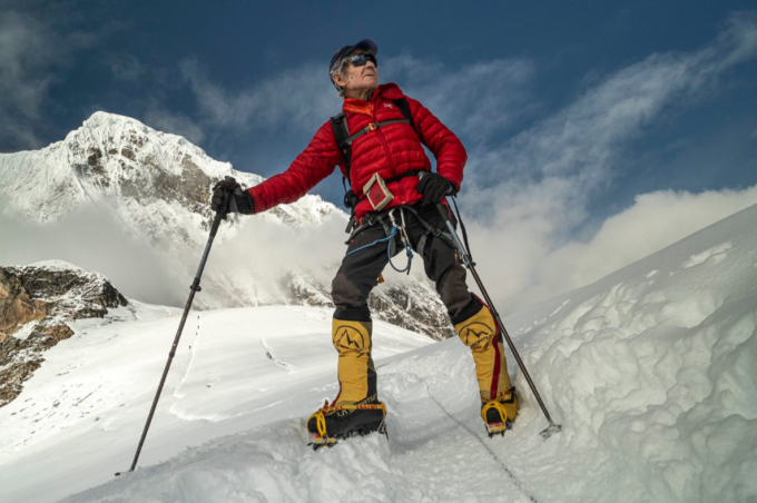 Huyền thoại leo núi người Tây Ban Nha Carlos Soria lên đỉnh Manaslu cao 8.163 m. Ảnh: Barrabes