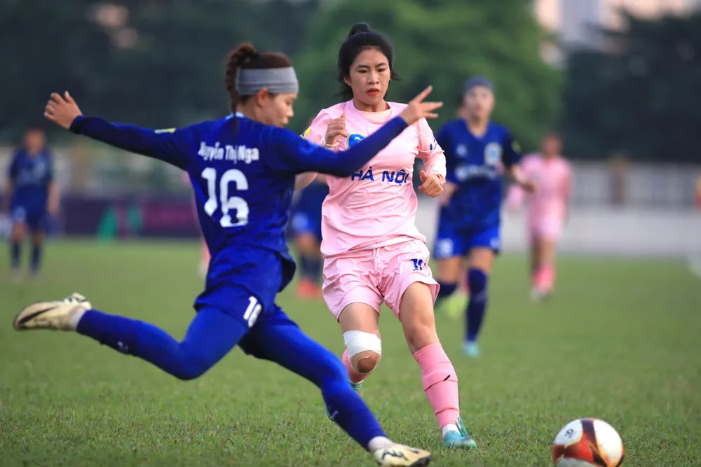 Thanh Nhã (11) vào sân nhưng từ ghế dự bị chưa đem lại thành quả cho Hà Nội. Ảnh: CMQ tran-cau-dinh-vong-2-thanh-nha.jpg