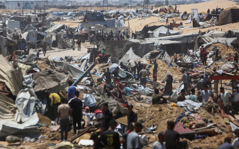 Người dân Gaza tại khu vực Khan Younis sau một cuộc tấn công của Israel vào tháng 7. Ảnh: AFP Cuoc-chien-o-Gaza.jpg