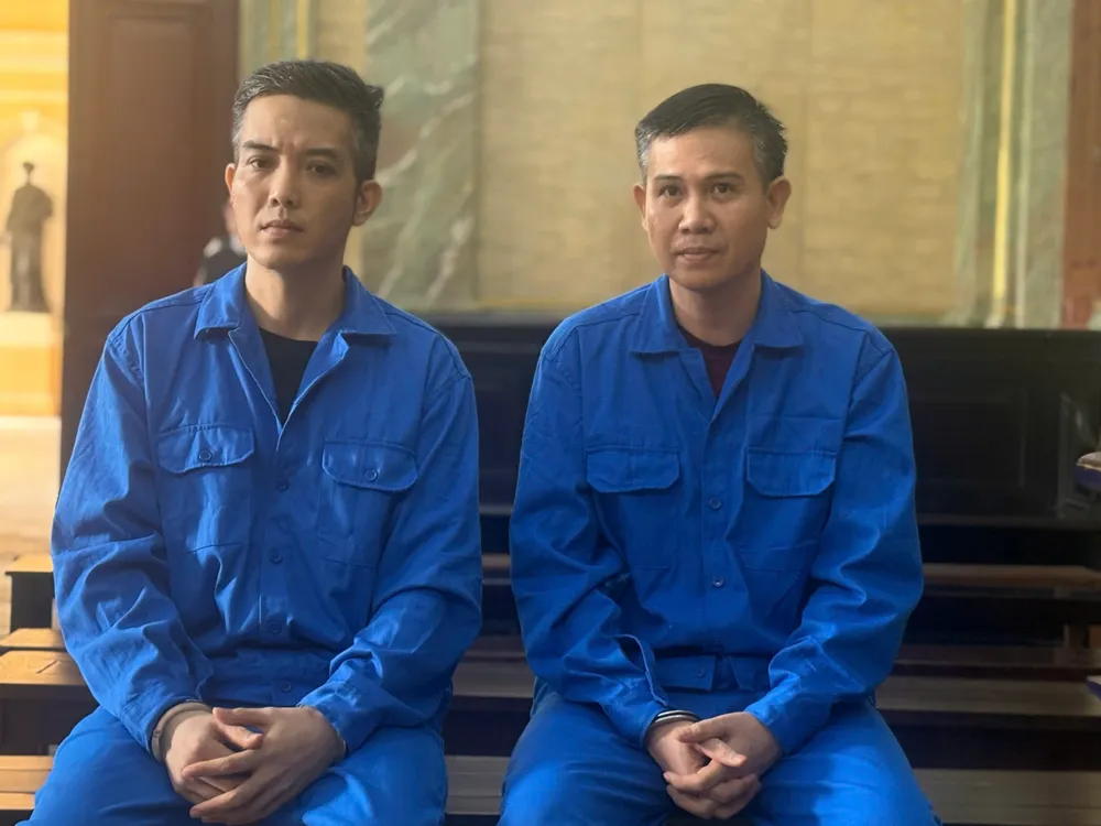 Bị cáo Phạm Văn Tam (phải) và em trai là bị cáo Phạm Xuân Tình tại tòa. Ảnh: SONG MAI sang-nay-cuu-chu-tich-asanzo-pham-van-tam-hau-toa.jpg