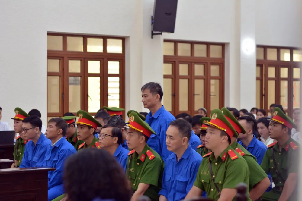 Bị cáo Huỳnh Tuấn Ân, Chủ tịch HĐQT Tập đoàn Tuấn Ân (đứng) bị tuyên phạt 9 năm tù. tập đoàn Tuấn Ân