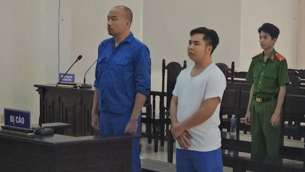 Bị cáo Lường Văn Hùng (áo xanh) và bị cáo Trần Văn An tại phiên phúc thẩm. Ảnh: KD vụ đánh bạc