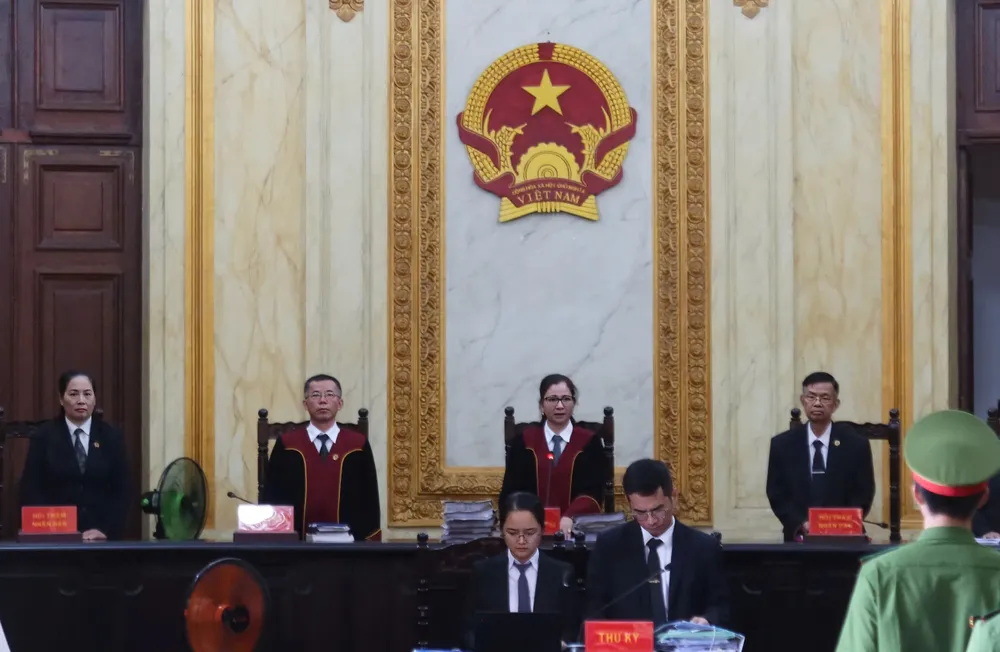 HĐXX vụ án xảy ra tại Công ty Vàng bạc đá quý Sài Gòn (SJC). Ảnh: TRẦN MINH cuu-tong-giam-doc-sjc-le-thuy-hang-xin-nhan-loi-truoc-toa.jpg