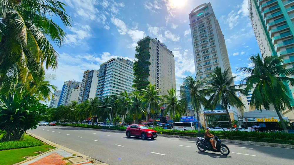 Khách sạn bị phát hiện xả thải chưa qua xử lý ra môi trường. Ảnh: MINH TRƯỜNG. khách sạn ven biển Đà Nẵng