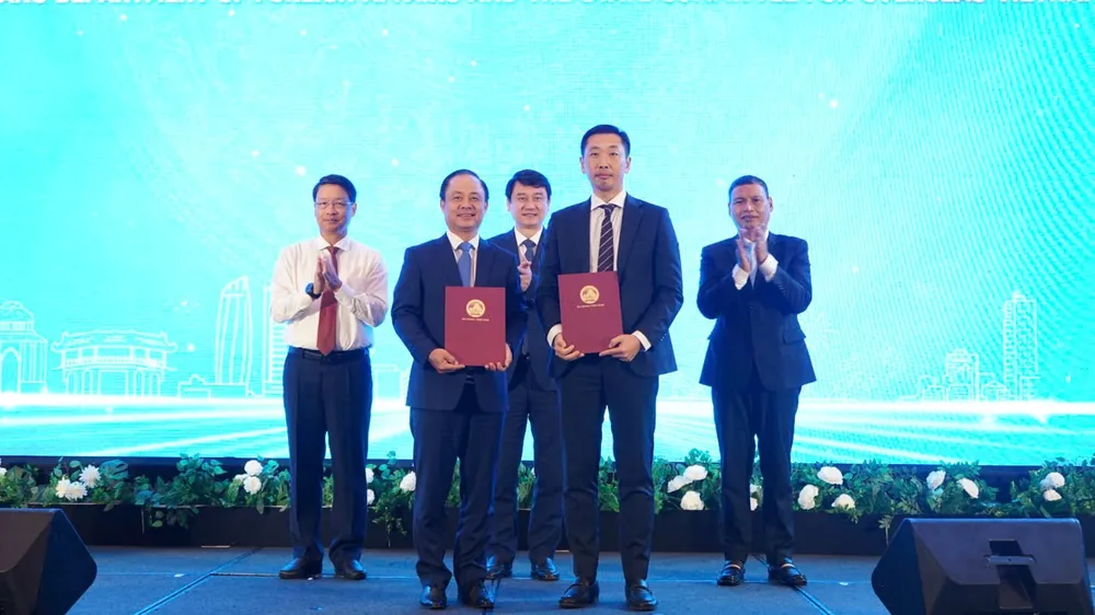 Hội nghị chứng kiến lễ trao thỏa thuận hợp tác giữa Sở Ngoại vụ Đà Nẵng và Ủy ban Nhà nước về người Việt Nam ở nước ngoài. Ảnh: TẤN VIỆT sức mạnh quốc gia trong thời đại mới