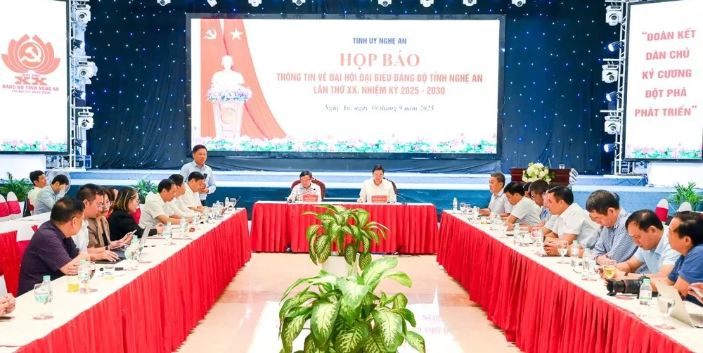 Ông Hoàng Nghĩa Hiếu - Phó Bí thư Thường trực Tỉnh ủy, Chủ tịch HĐND tỉnh Nghệ An và ông Ngọc Kim Nam - Ủy viên Ban Thường vụ, Trưởng Ban Tuyên giáo và Dân vận Tỉnh ủy đồng chủ trì buổi họp báo. Đại hội đại biểu Đảng bộ.jpg