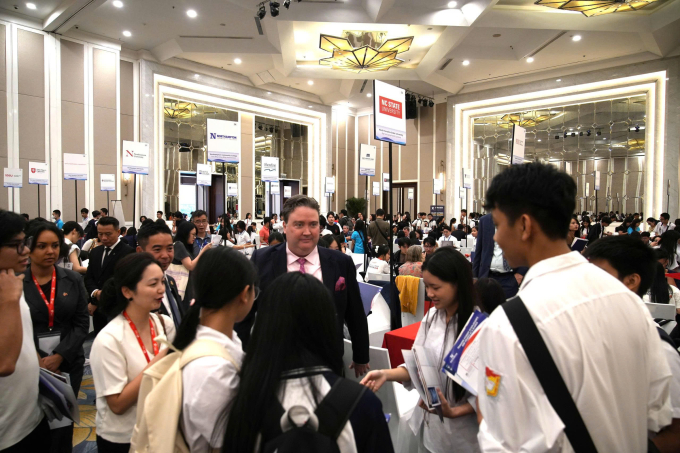 Đại sứ Marc E. Knapper trao đổi với các học sinh. Ảnh: Đại sứ quán Mỹ tại Hà Nội