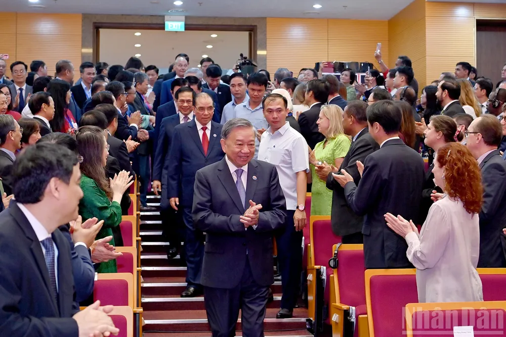 Tổng Bí thư Tô Lâm và các lãnh đạo, nguyên lãnh đạo Đảng, Nhà nước đến dự Lễ kỷ niệm 80 năm ngành ngoại giao Việt Nam. Ảnh: NHÂN DÂN dai-su-pham-quang-vinh-viet-nam-dat-minh-vao-chinh-dong-chay-cua-thoi-dai-nghi-quyet-59-2.jpg