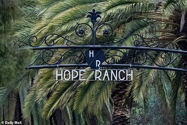 Đám cưới Selena Gomez khai hội: Dàn xe siêu sang xuất hiện, rò rỉ hình ảnh những vị khách hạng A đầu tiên! - Ảnh 1.