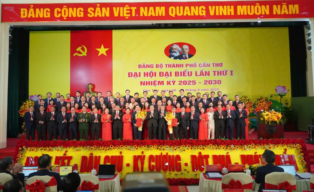 Ban Chấp hành Đảng bộ TP Cần Thơ nhiệm kỳ 2025-2030 ra mắt Đại hội.Ảnh: BTC Ban Chấp hành Đảng bộ TP Cần Thơ nhiệm kỳ 2025-2030 ra mắt Đại hội.