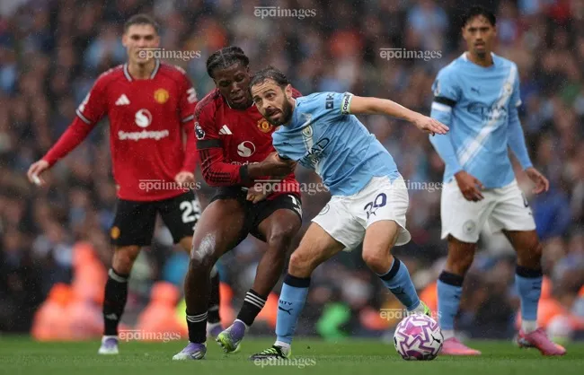 MU gục ngã thảm hại trên sân của đội bóng cùng thành phố Man City. Ảnh: EPA. Danh thủ Rooney