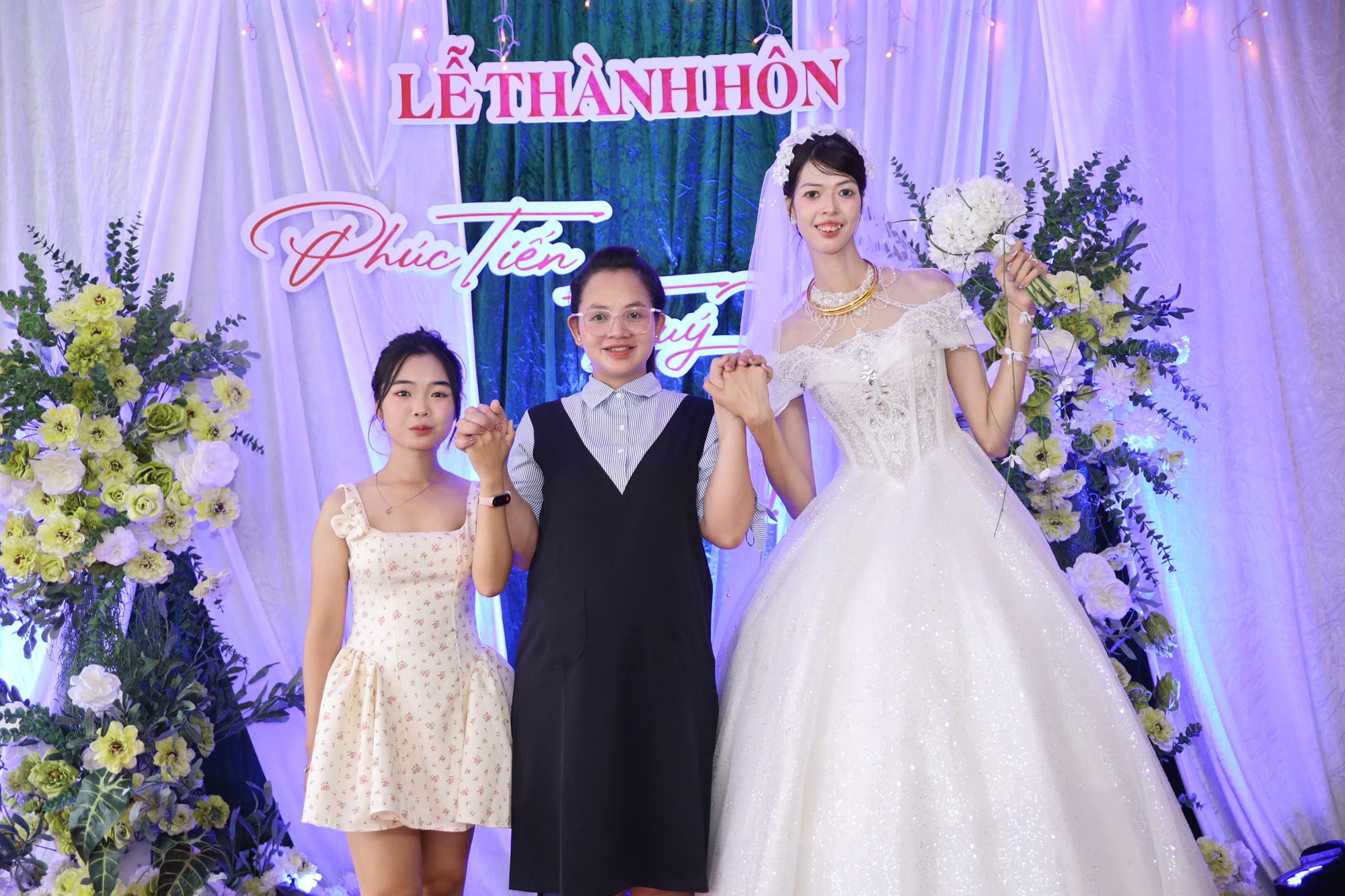 Danh tính cô dâu cao 1m85 lấy chồng cao 1m80 ở Tuyên Quang: Dòng họ có người cao hơn, khách mời hoá "tí hon" - Ảnh 2. Danh tính cô dâu cao 1m85 lấy chồng cao 1m80 ở Tuyên Quang: Dòng họ có người cao hơn, khách mời hoá "tí hon" - Ảnh 2.