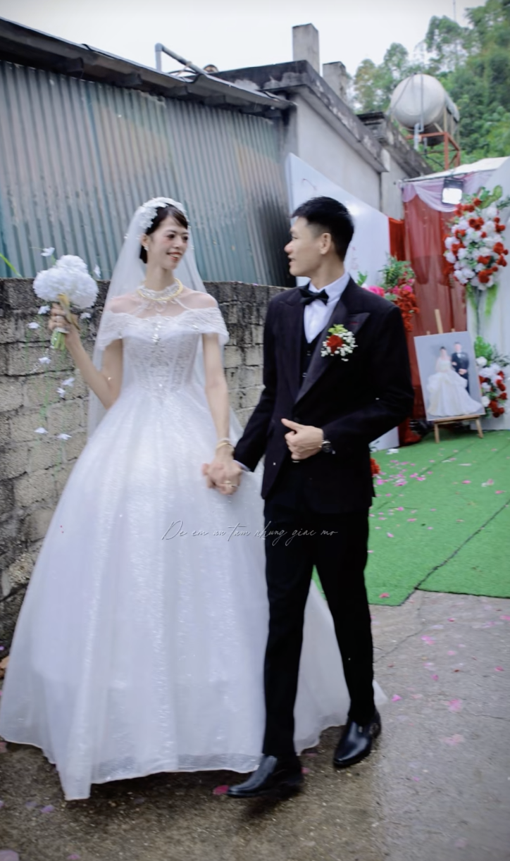 Danh tính cô dâu cao 1m85 lấy chồng cao 1m80 ở Tuyên Quang: Dòng họ có người cao hơn, khách mời hoá "tí hon" - Ảnh 1. Danh tính cô dâu cao 1m85 lấy chồng cao 1m80 ở Tuyên Quang: Dòng họ có người cao hơn, khách mời hoá "tí hon" - Ảnh 1.