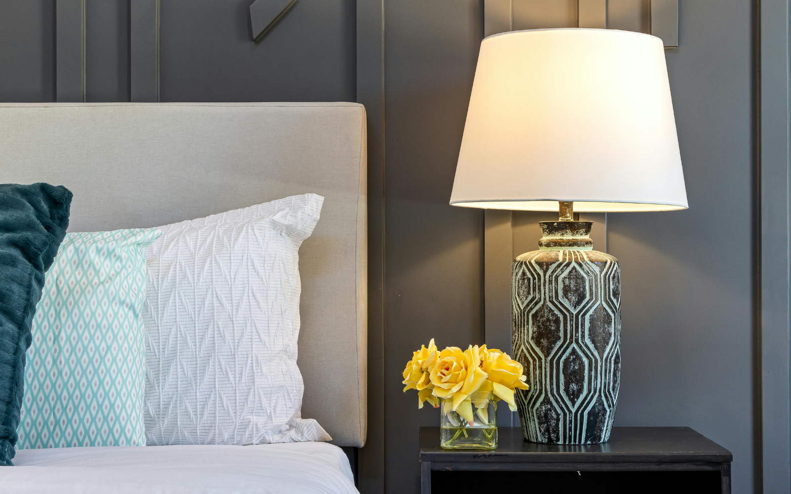 Đặt tủ đầu giường sai cách, phòng ngủ mất cân đối và tài vận cũng dễ “trôi tuột”- Ảnh 2.