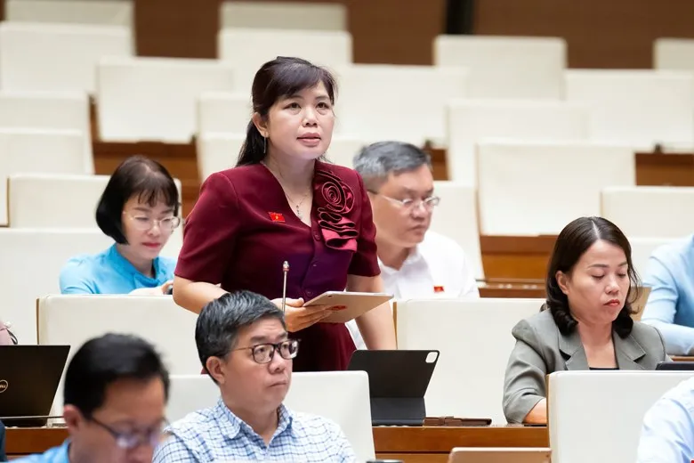 Đại biểu Quốc hội Nguyễn Thị Thu Hà cho ý kiến về dự luật. Ảnh: Quốc Hội Luật An ninh mạng