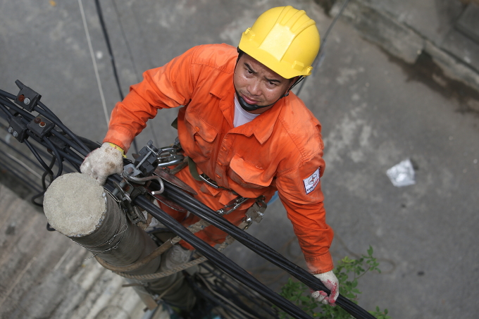 Nhân viên điện lực đang kiểm tra đường dây. Ảnh: EVN