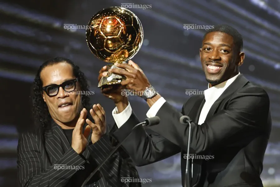 Ronaldinho trao quả bóng vàng cho Dembele. ẢNH: EPA quả bóng vàng,DEMBELE