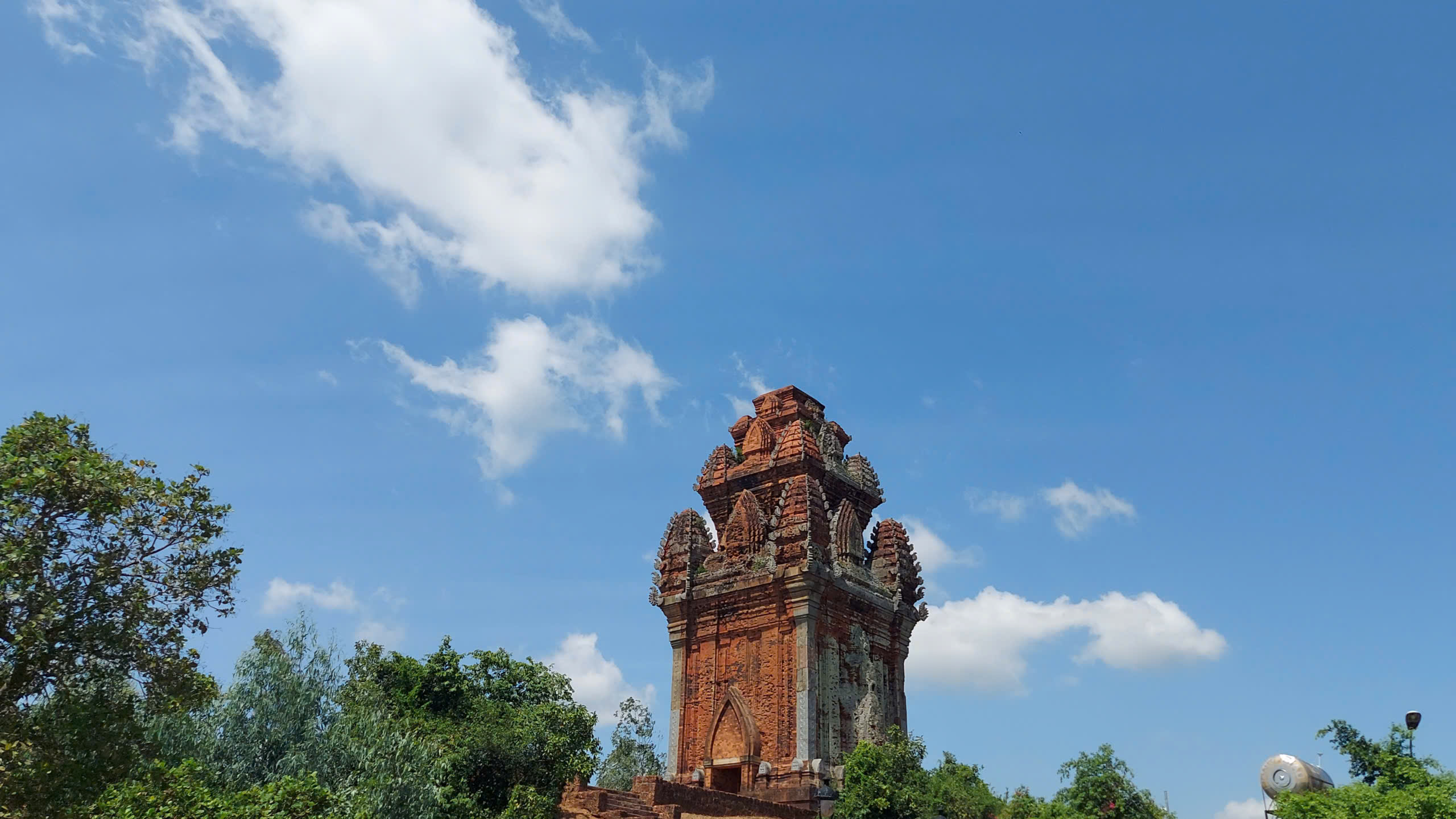 Đến Gia Lai ngắm tháp Cánh Tiên, thăm thành Hoàng Đế- Ảnh 1. Đến Gia Lai ngắm tháp Cánh Tiên, thăm thành Hoàng Đế- Ảnh 1.