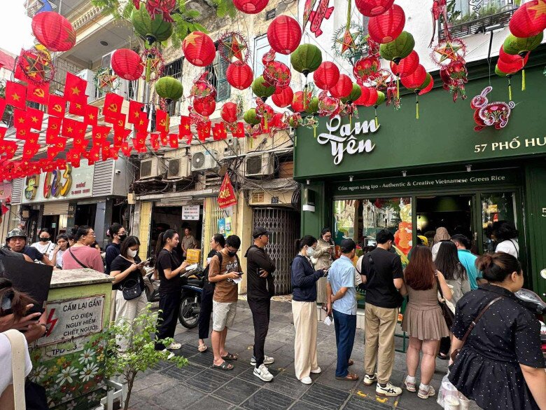 Đến hẹn lại lên, người dân Thủ đô xếp hàng cả tiếng để mua bánh Trung thu: Điểm danh 6 tiệm bánh "hot" nhất năm 2025 1 Đến hẹn lại lên, người dân Thủ đô xếp hàng cả tiếng để mua bánh Trung thu: Điểm danh 6 tiệm bánh amp;#34;hotamp;#34; nhất năm 2025 - 1