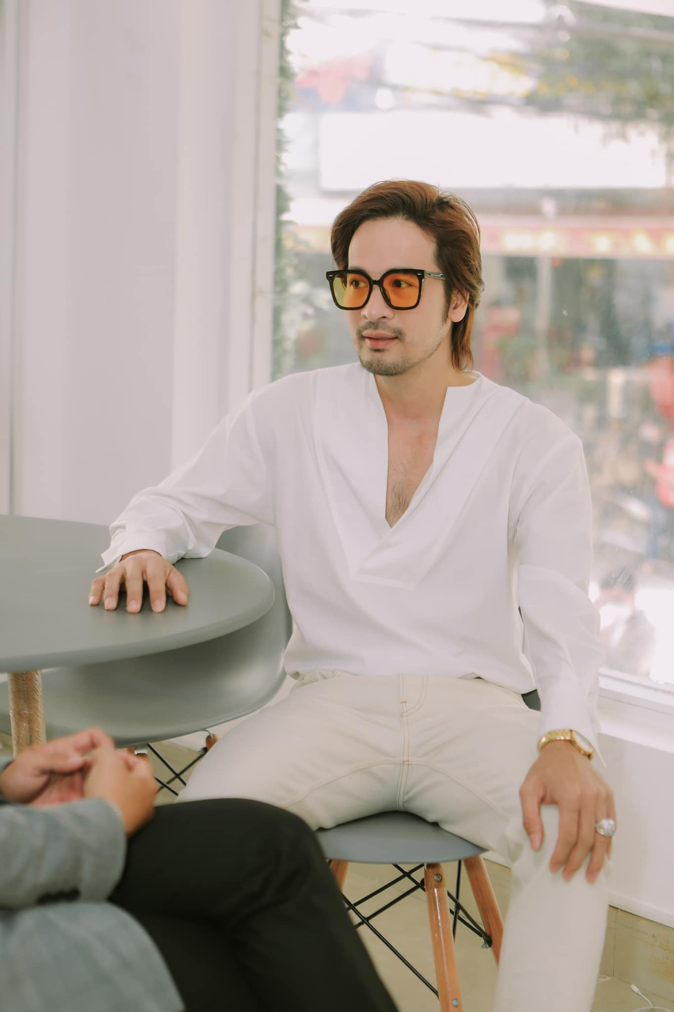 Diễn viên Việt sở hữu 2 biệt thự, 3 nhà hàng: Hủy hôn vợ sắp cưới, tuổi 41 yêu bạn gái kém 16 tuổi - Ảnh 1.