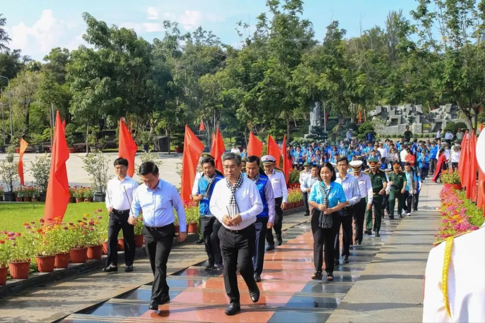Lãnh đạo Thành ủy TP.HCM đến thắp hương tại Nghĩa trang liệt sĩ Hàng Dương. Ảnh: HD Đoàn công tác TP.HCM.jpg