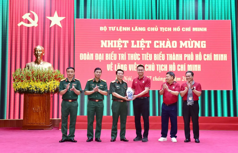 Phó trưởng Ban Tuyên giáo và Dân vận Thành ủy TP.HCM Nguyễn Việt Long đại diện đoàn đại biểu tặng quà kỷ niệm cho Bộ Tư lệnh Lăng Chủ tịch Hồ Chí Minh. Ảnh: BTL Lăng Chủ tịch Hồ Chí Minh Đoàn đại biểu trí thức TP.HCM vào Lăng viếng Chủ tịch Hồ Chí Minh-đoàn đại biểu trí thức TP.HCM (3).jpg