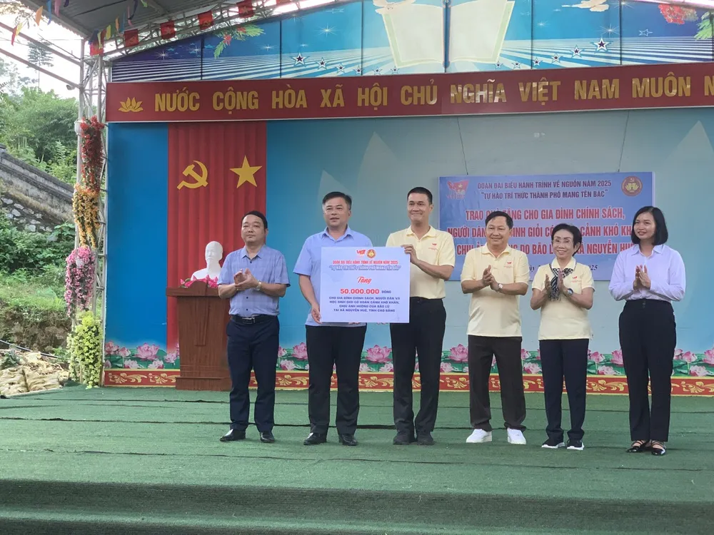 Đoàn đại biểu trí thức TP.HCM với hành trình về nguồn đến vùng địa đầu thiêng liêng của tổ quốc-doan-dai-bieu-tri-thuc-tphcm-ve-nguon (13).jpg