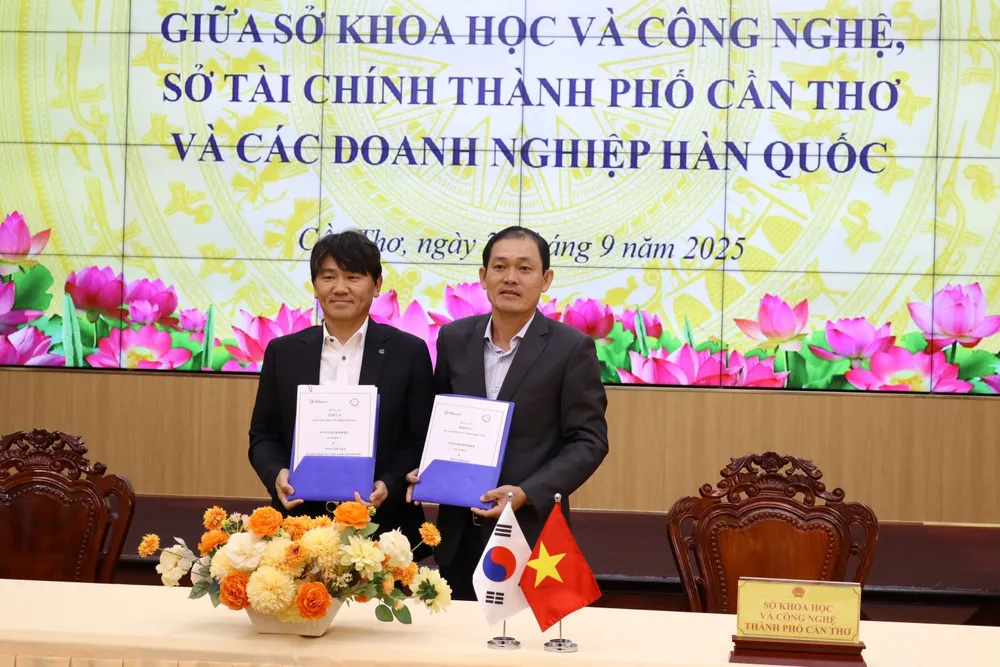 Giám đốc Sở KH&CN TP Cần Thơ ký kết bản ghi nhớ với đại diện công ty ITS Korea. Ảnh: NHẪN NAM Doanh nghiệp Hàn Quốc ký kết ghi nhớ đầu tư vào nhiều lĩnh vực tại TP Cần Thơ