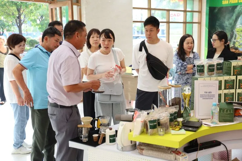 Du khách quan tâm sản phẩm đặc sản tỉnh Quảng Trị trưng bày tại sự kiện. đặc sản tỉnh Quảng Trị .JPG