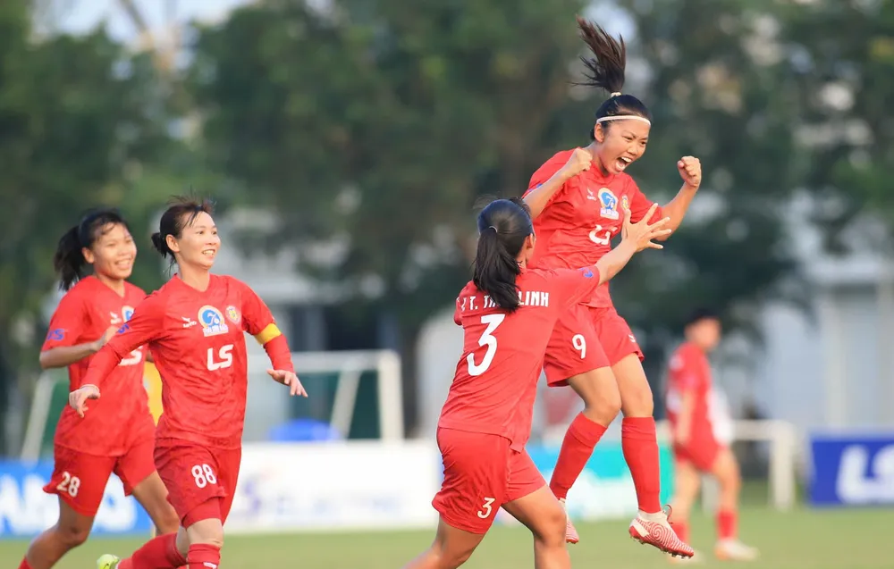 Huỳnh Như lập cú đúp ở trận "chung kết lượt đi". Ảnh: CMQ chung-ket-luot-di-4.jpg