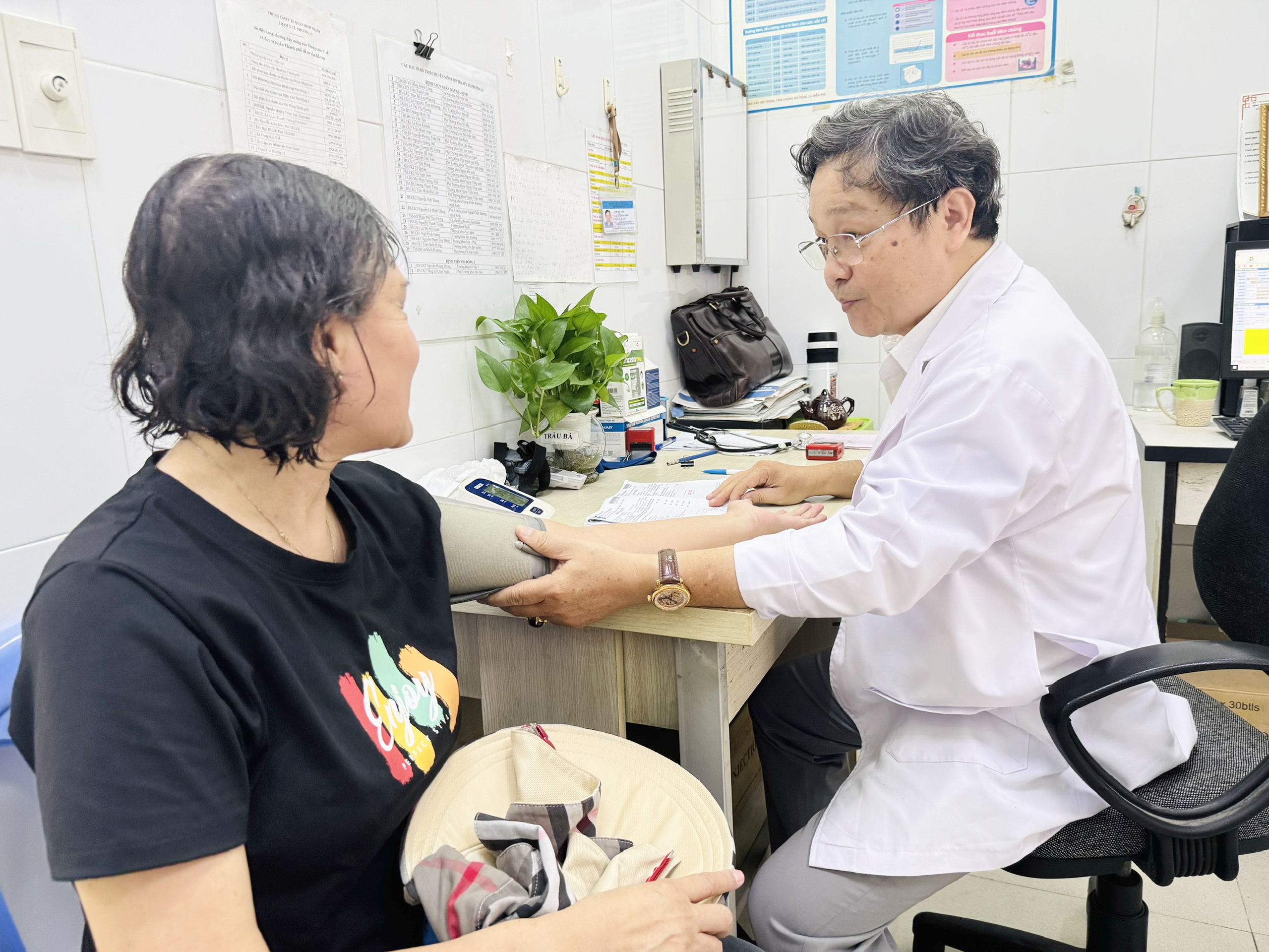 Đưa 1.000 bác sĩ về tuyến dưới ra sao? 1 Đưa 1.000 bác sĩ về tuyến dưới ra sao? - Ảnh 1.